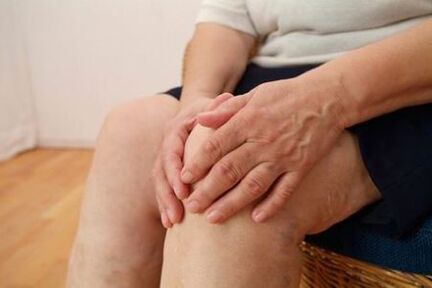 sakit lutut dengan artritis dan arthrosis